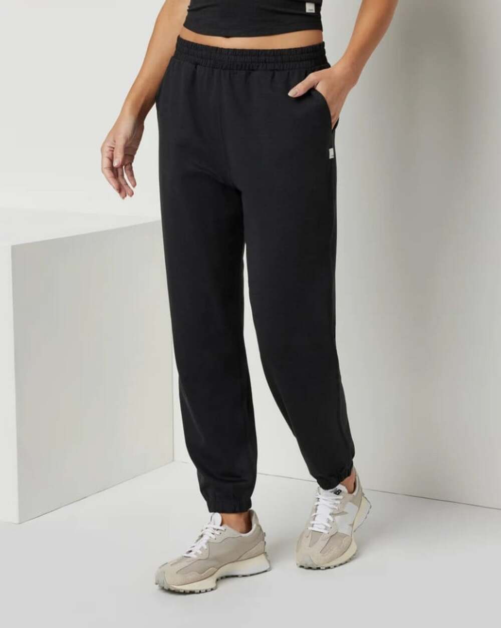 Vuori Boyfriend Sweatpant in Black Heather Women's Size XL